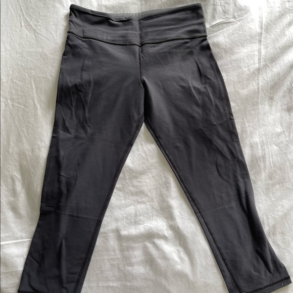 Lululemon reversible Crop Grey in size 6 - Picture 1 of 3